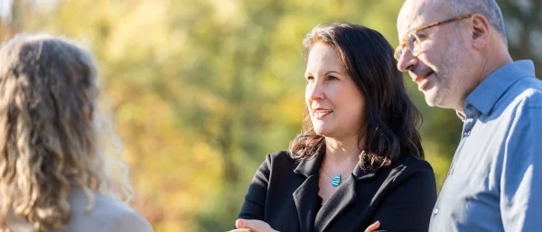 Hanne Philipp und ein Kollege von Carpe verba! fungieren als Change-Botschafter gegenüber einer Kundin und tragen Ansätze zur erfolgreichem Wandel im Gespräch weiter