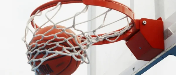 basketballkorb um zu symbolisieren dass auf den punkt kommunizieren wichtig ist
