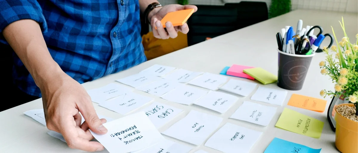 Sortieren von Zetteln, Post-its, Notizen zur Darstellung von Strukturierter Kommunnikation auf den Punkt