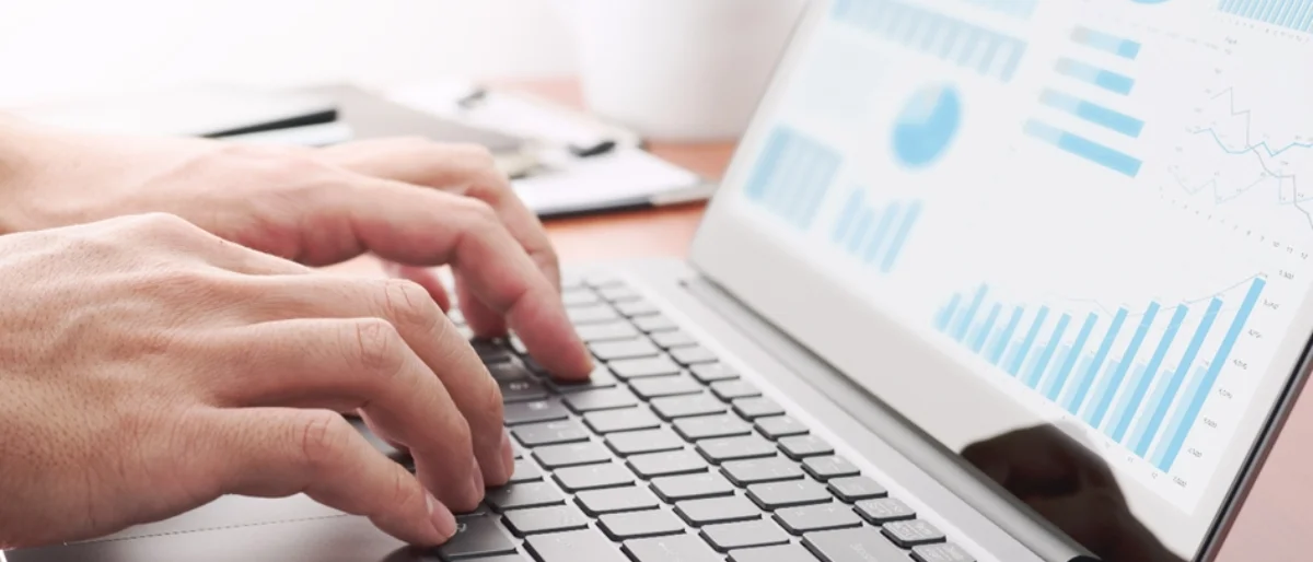 Bild von Händen auf der Tastatur vor Inhalten einer E-Academy, da im Blogbeitrag typische Denkfehler von E-Learning angesprochen werden.