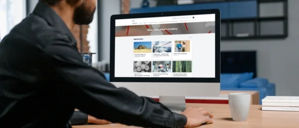 Mann lernt online vor seinem Bildschirm mit der E-Academy von Carpe verba!
