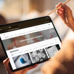 Im Fokus ist ein Tablet, auf dem die vielfältige E-Academy von Carpe verba! zu sehen ist. Eine Frau ist gerade dabei, die E-Academy anzusehen und sich einen Kurs auszuwählen.