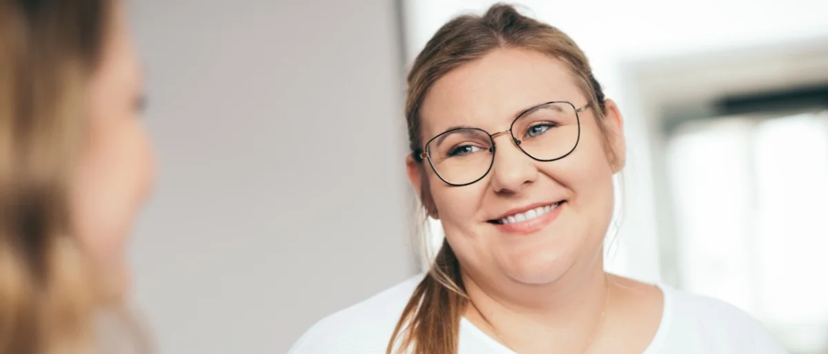 Zufriedene Führungskraft als Symbol für Führungskräftecoaching