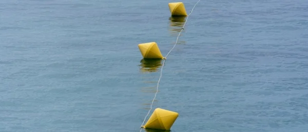 Gelbe Bojen an einem Seil als Symbol für Orientierung in der Führungsleitbild Entwicklung
