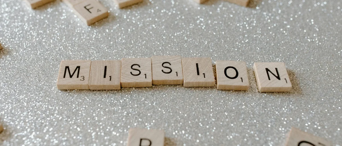 Scrabble-Wort Mission als Symbol für Führungsleitbild Entwicklung