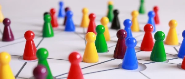 Bunte Spielfiguren durch netzartige Linien verknüfpf versinnbildlichen neue Arten der Führung in der Future Work Leadership