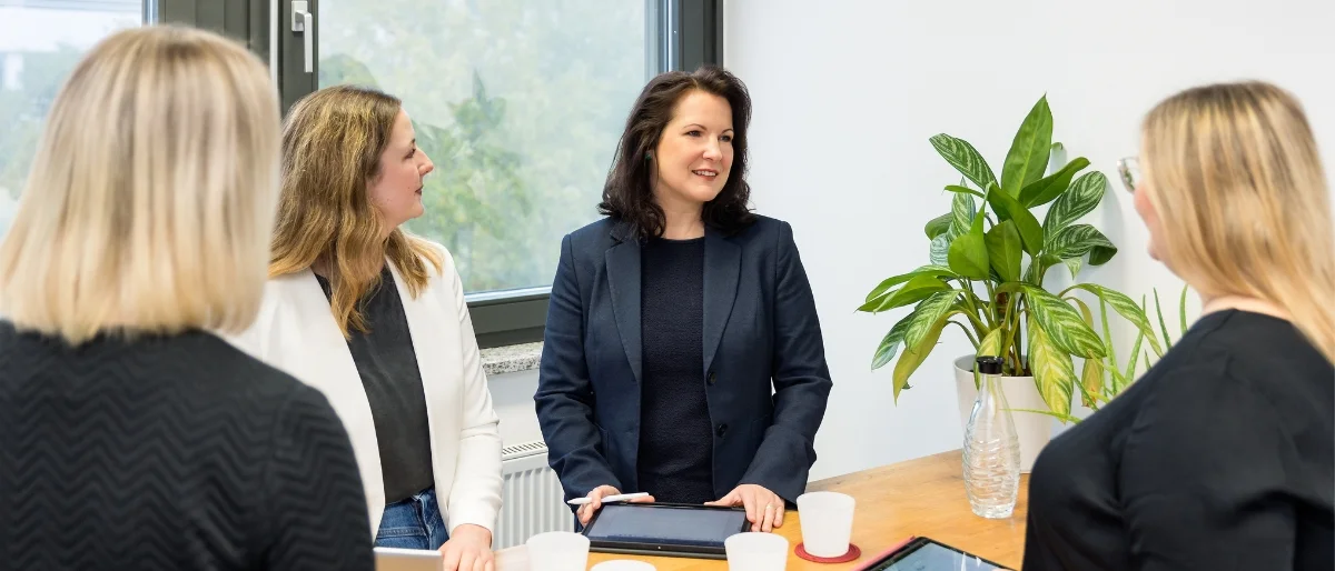 Bei Carpe verba! steht Führungskraft Hanne Philipp für gemeinsame Entwicklung der Future Work Leadership in engem Kontakt mit ihren Mitarbeitenden
