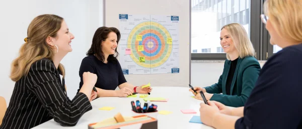 Die Trainerinnen von Carpe Verba tauschen sich in einem Meeting zu integraler Organisationsentwicklung aus.