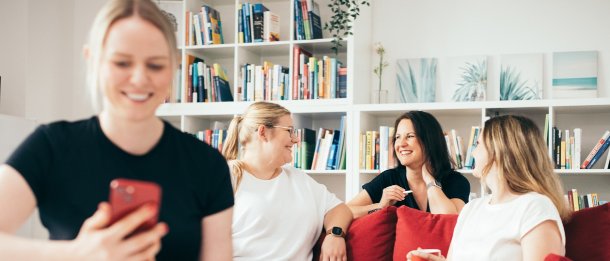 Hanne Philipp prägt in Zusammenarbeit mit drei Trainerinnen die Zusammenarbeit bei Carpe verba!