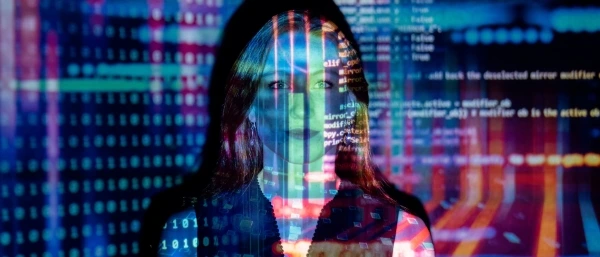 Frau mit Computercode überlagert, steht für das Nutzen von Künstlicher Intelligenz am Arbeitsplatz.