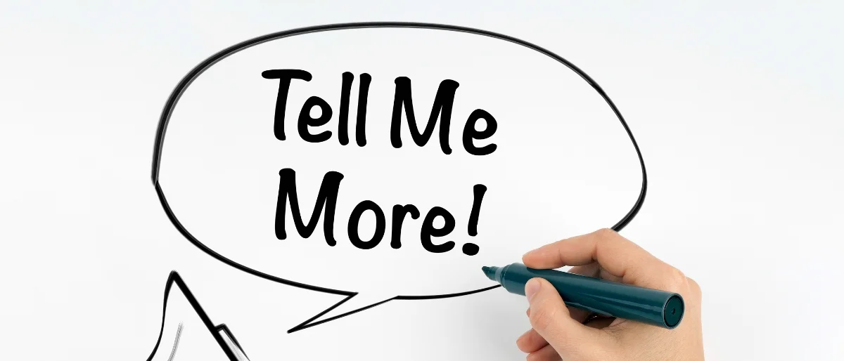 Sprechblase mit "Tell me more" symbolisch für verbessertes Storytelling nach einem Learning Nugget mit Carpe verba!