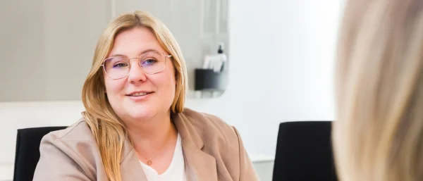 Bettina Golba - Trainerin bei Carpe Verba ist im Austausch mit einer weiteren ihr gegenübersitzenden Person.