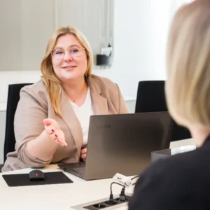 Bettina Golba - Trainerin bei Carpe Verba ist im Austausch mit einer weiteren ihr gegenübersitzenden Person.