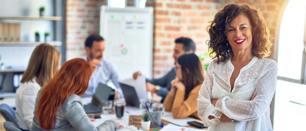 Eine Führungskraft sorgt mit Leadership Essentials für gute Stimmung unter ihren Angestellten