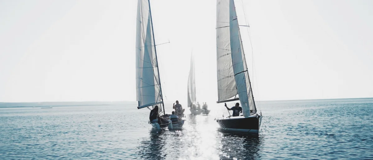 Segelboote auf dem offenen, ruhigen Meer, die Aufbruch und Transformation aber auch Ruhe und Gelassenheit ausstrahlen