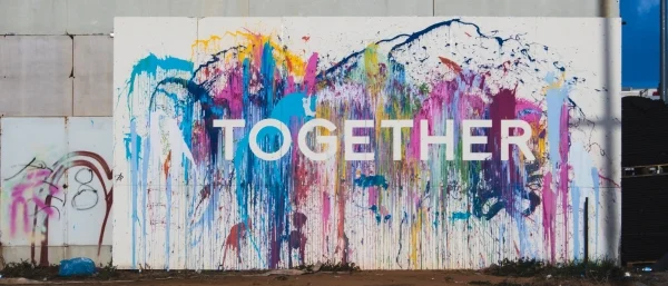 Graffitit mit Schriftzug together als Symbol für Leitbildentwicklung