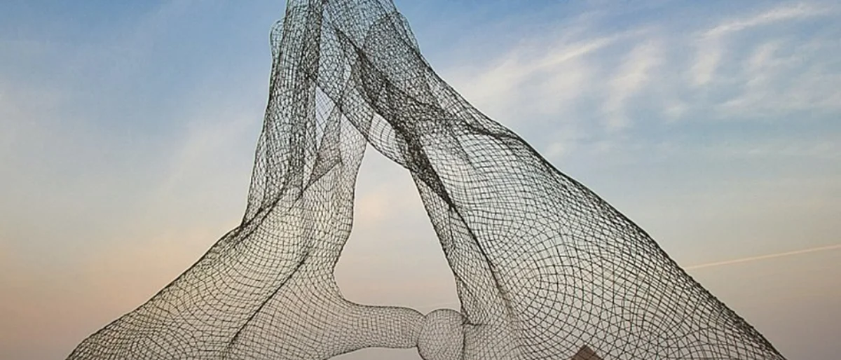 Metallstatue mit Zwei Händen in pyramidaler Form stehen für New Collaboration mit pyramidaler Kommunikation im Blogbeitrag