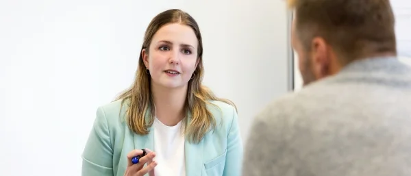 Annabelle Hohenester von Carpe verba! in Regensburg im Gespräch zur Organisationsentwicklung und Personalentwicklung.