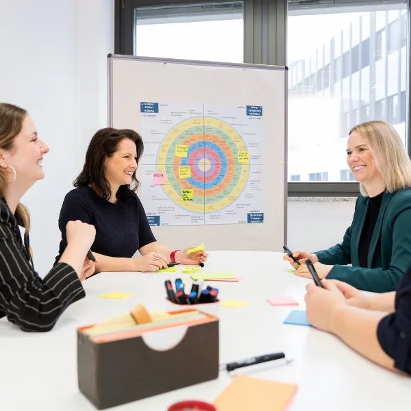 Die Trainerinnen von Carpe Verba tauschen sich in einem Meeting zu integraler Organisationsentwicklung aus.