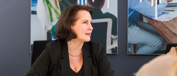 Hanne Philipp - Geschäftsführerin von Carpe Verba - ist im Austausch mit einer ihr gegenübersitzenden Person. Das Bild steht für das Training "Punkten bei Entscheider*innen".
