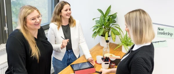 Bettina Golba, Annabelle Hohenester und Jana Schmid von Carpe verba! im gemeinsamen Austausch über die Gestaltung von Folien.