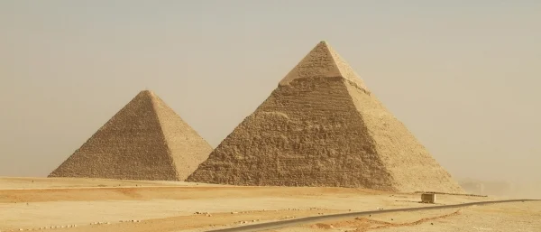 2 Pyramiden in der Wüste als Symbol für Pyramidale Kommunikation