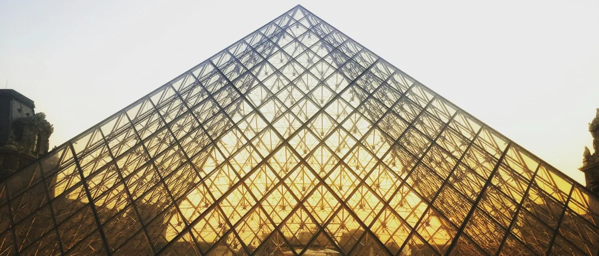 Glaspyramide im Sonnenlicht symbolisiert erfolgreiche pyramidale Kommunikation