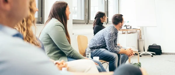 Referenz Kunden, die im Seminarraum von Carpe verba! sitzen, und im Anschluss eine aussagekräftige Bewertung teilen können.