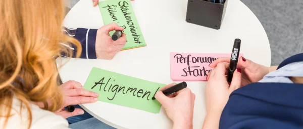 Die Trainerinnen von Carpe Verba schreiben Schlagworte auf Karten zum Thema Selbstorganisation und gemeinsame Ausrichtung.