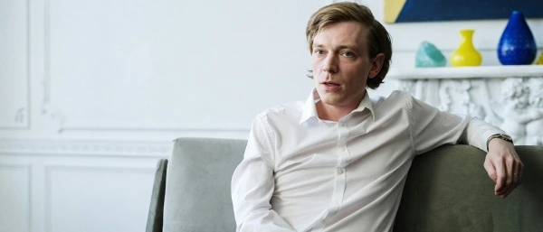 Geschäftsführer auf einer Couch als Symbol für Executive Coaching