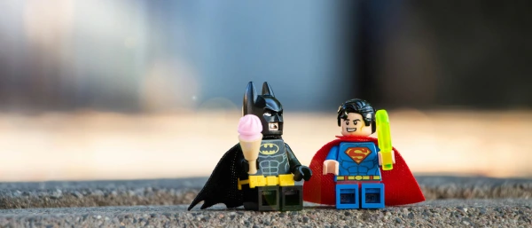 Zu sehen sind zwei Legosteine: Batman und Superman. Sie stehen symbolisch für Storytelling für Führungskräfte.