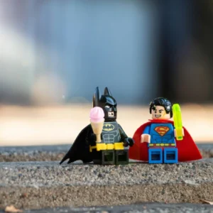 Zu sehen sind zwei Legosteine: Batman und Superman. Sie stehen symbolisch für Storytelling für Führungskräfte.