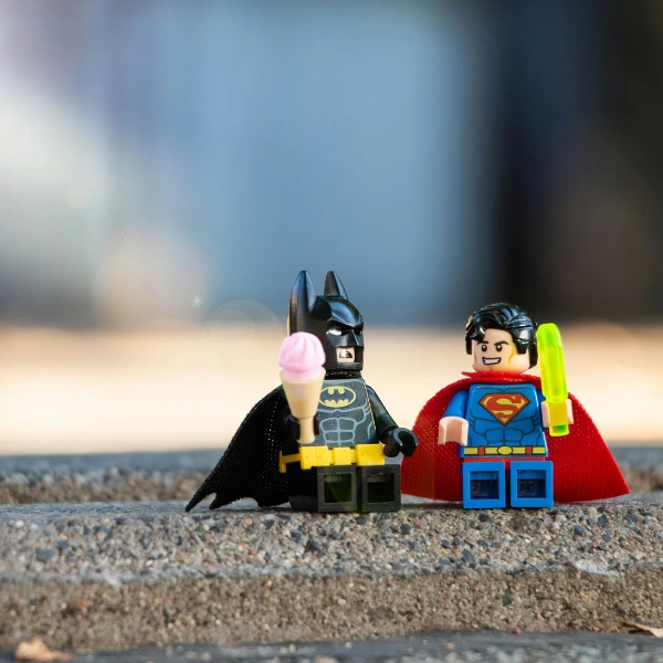 Zu sehen sind zwei Legosteine: Batman und Superman. Sie stehen symbolisch für Storytelling für Führungskräfte.
