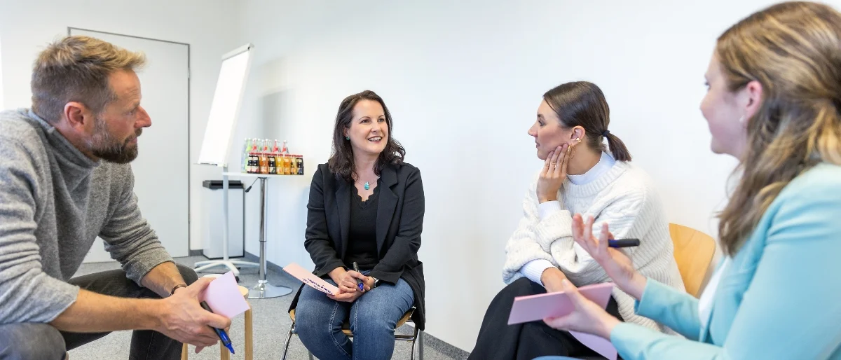 Hanne Philipp und Annabelle Hohenester von Carpe verba! diskutieren angeregt in Teamcoaching Situation.