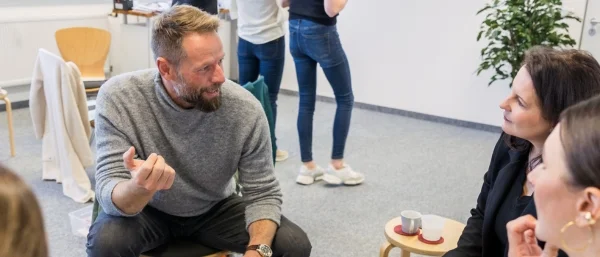 Johannes Staudinger im Gespräch mit Hanne Philipp im Teamworkshop zum Teamcoaching