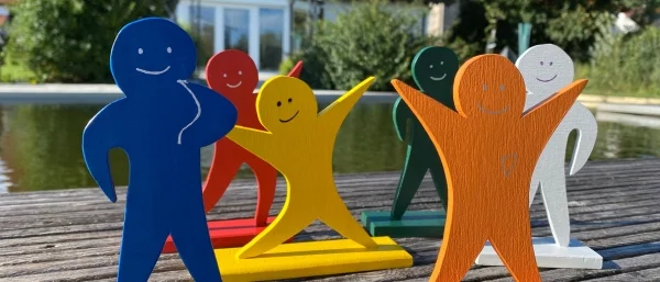 Holzfiguren SIZE PROZESS als Symbol für Teamworkshop