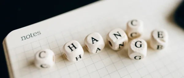 Sieben Würfeln mit den Buchstaben von Change (auf deutsch: Veränderung), die im Training zur Veränderungsfähigkeit aktiv genutzt wird.