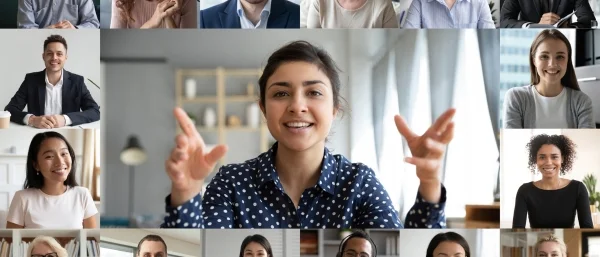Bildschirm eines Online-Meetings mit sehr vielen Teilnehmenden. In der Mitte des Bildschirms ist eine Frau zu sehen, die mit ihren Händen gestikuliert und damit dem ganzen Meeting Schwung verleiht