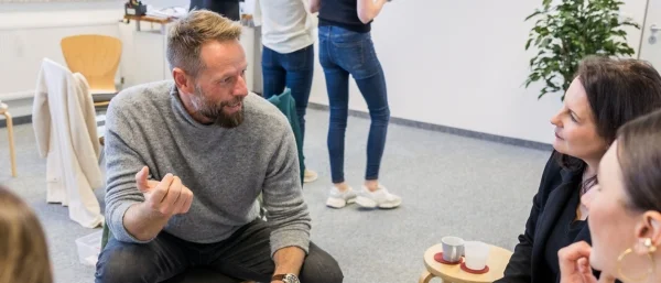 Kollegen im Gespräch als Symbol fürl erfolgreiche Zusammenarbeit und Teamkultur