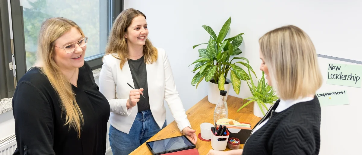 3 Frauen im Brainstorming als Symbol für erfolgreiche Zusammenarbeit und Teamkultur