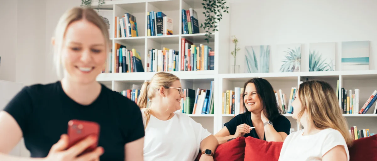 Das Carpe verba! Team in entspannter Atmosphäre – symbolisiert Zusammenarbeit, kreative Ideen und effektive Kommunikation in einem inspirierenden Umfeld.