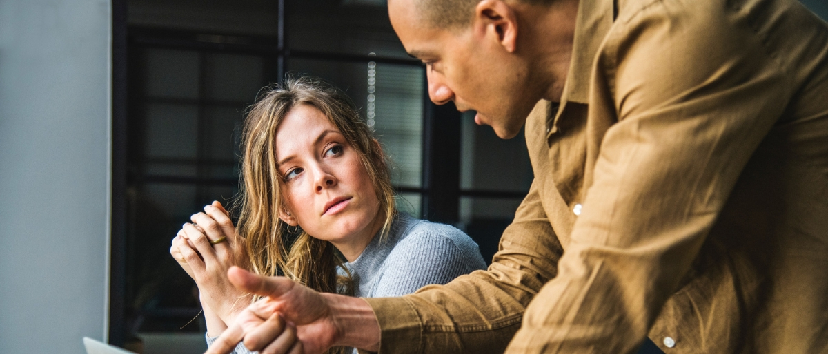 Zwei Personen im intensiven Coaching- und Sparring-Gespräch – Symbol für konstruktive Diskussion, persönliche Weiterentwicklung und Feedback.