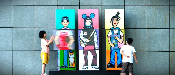 Kinder spielen an Kunstgemälden