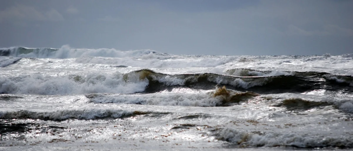Wilde Wellen im Meer stehen für die VUKA Welt und es braucht Entscheidungskraft in dieser Welt