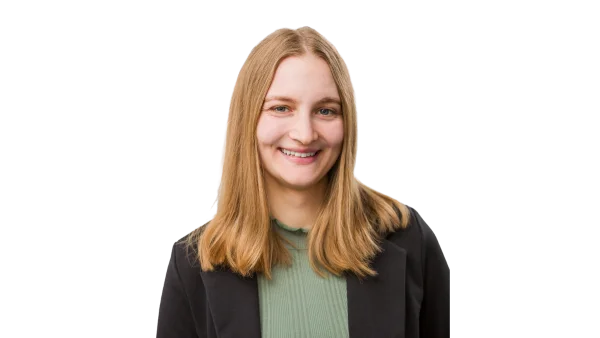 Naemi Michler steht als Ansprechpartnerin im Seminarmanagement von Carpe verba! zur Verfügung
